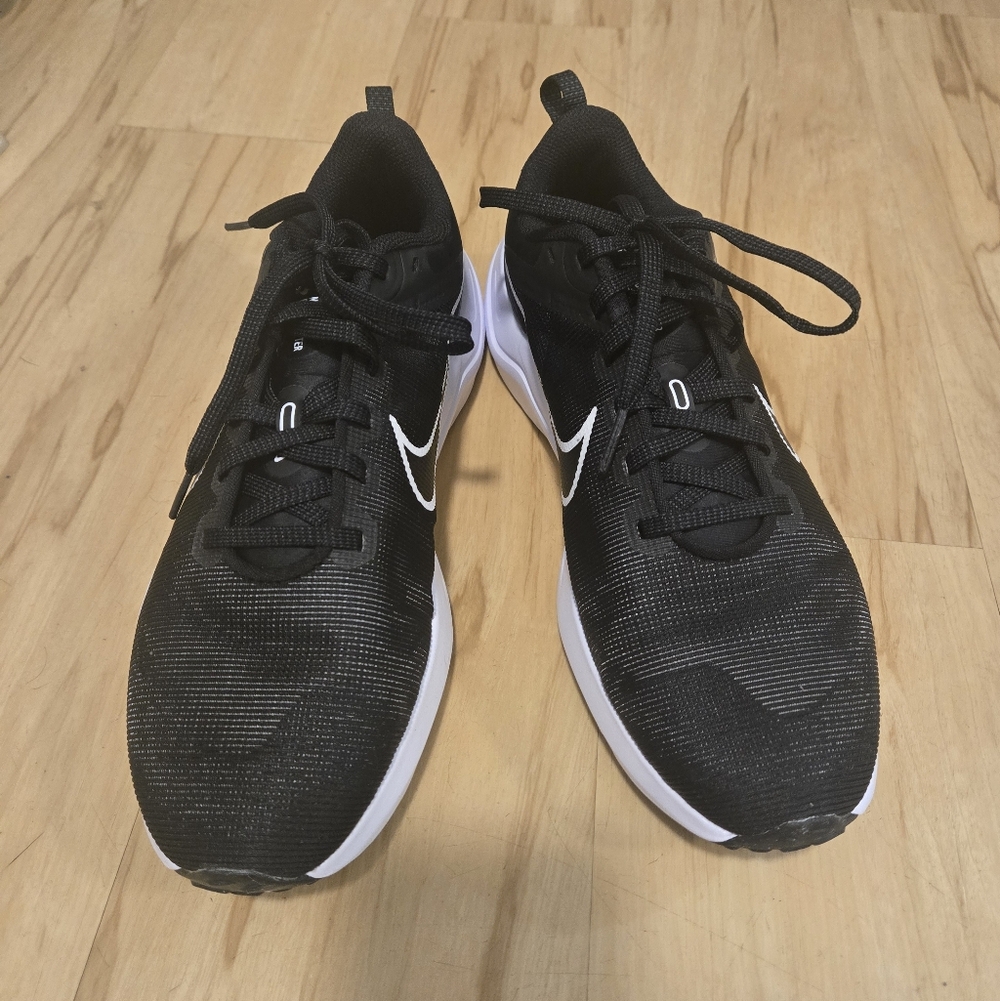 Nike Women's Black and White Sneakers